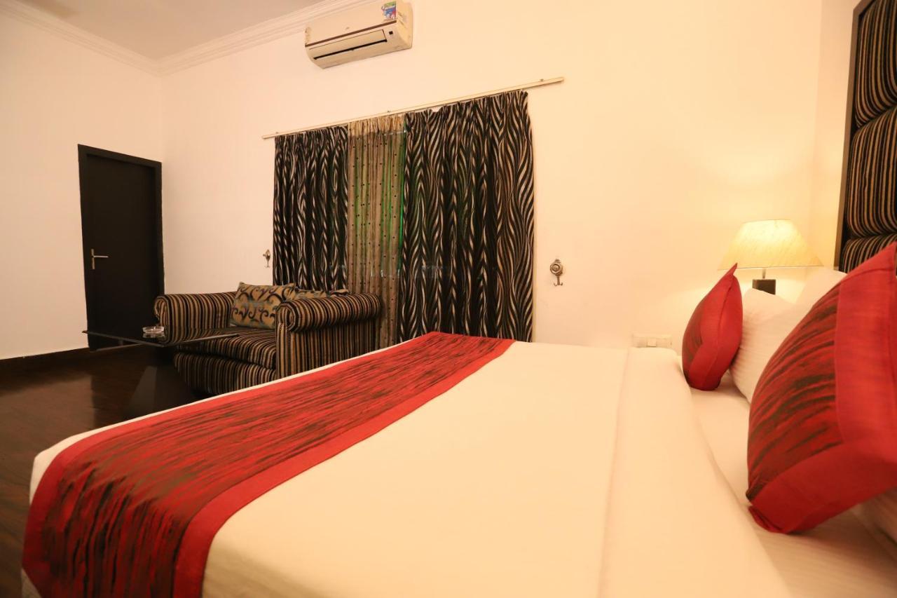 Hotel Capitol Hills - Greater Kailash Delhi Ню Делхи Екстериор снимка