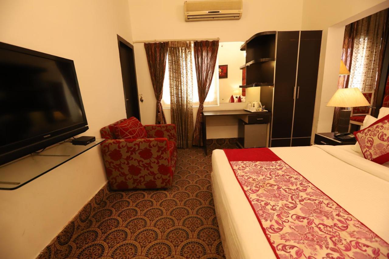 Hotel Capitol Hills - Greater Kailash Delhi Ню Делхи Екстериор снимка
