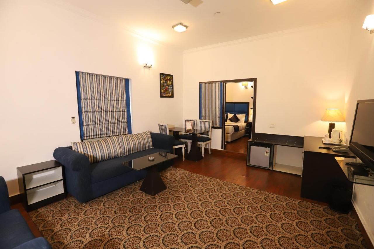 Hotel Capitol Hills - Greater Kailash Delhi Ню Делхи Екстериор снимка