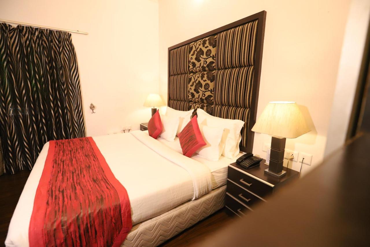 Hotel Capitol Hills - Greater Kailash Delhi Ню Делхи Екстериор снимка