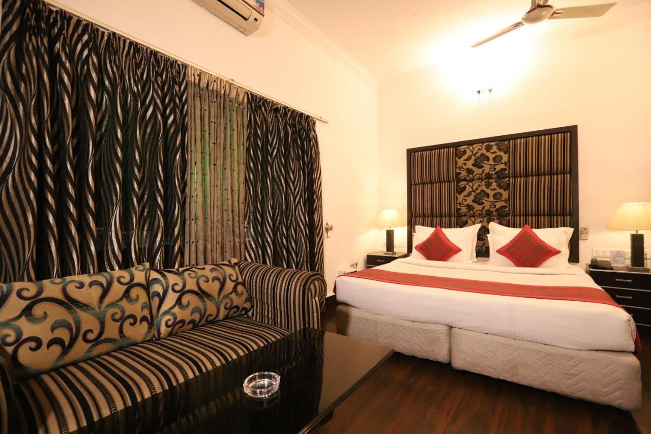 Hotel Capitol Hills - Greater Kailash Delhi Ню Делхи Екстериор снимка