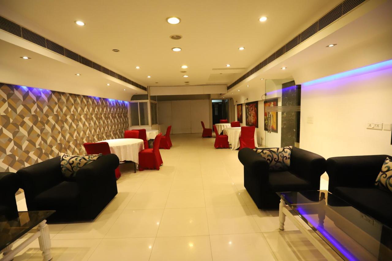 Hotel Capitol Hills - Greater Kailash Delhi Ню Делхи Екстериор снимка